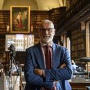Angelo Crespi, nuevo director de la Pinacoteca de Brera, posa para una fotografía durante una conferencia de prensa en la Biblioteca Braidense, el lunes 8 de julio de 2024, en Milán, Italia. (Claudio Furlan/Lapresse vía AP)