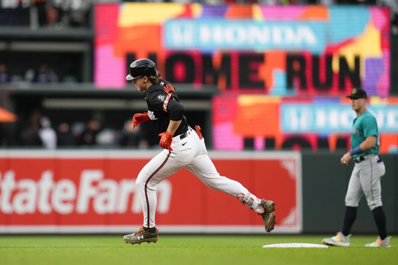 Gunnar Henderson, de los Orioles de Baltimore, recorre las bases luego de conectar un jonrón ante los Marineros de Seattle, en el juego del viernes 17 de mayo de 2024 (AP Foto/Jess Rapfogel)