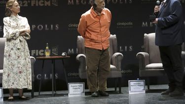 El director de cine Francis Ford Coppola participa en una conferencia de prensa sobre su película Megalópolis en el Festival de Cine de Morelia flanqueado, a la izquierda, por la directora del festival Daniela Michel y por director de la Filmoteca de la UNAM (Universidad Nacional Autónoma de México) Hugo Villa, en Morelia, México, el martes 22 de octubre de 2024. (AP Foto/Berenice Bautista)