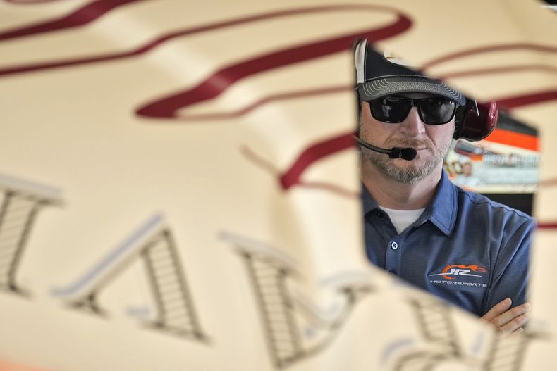 El expiloto de la NASCAR Dale Earnhardt Jr. observa a su equipo que trabaja en el auto de Justin Allgaier en la práctica antes de Dayton 500 el miércoles 12 de febrero del 2025. (AP Foto/Chris OMeara)