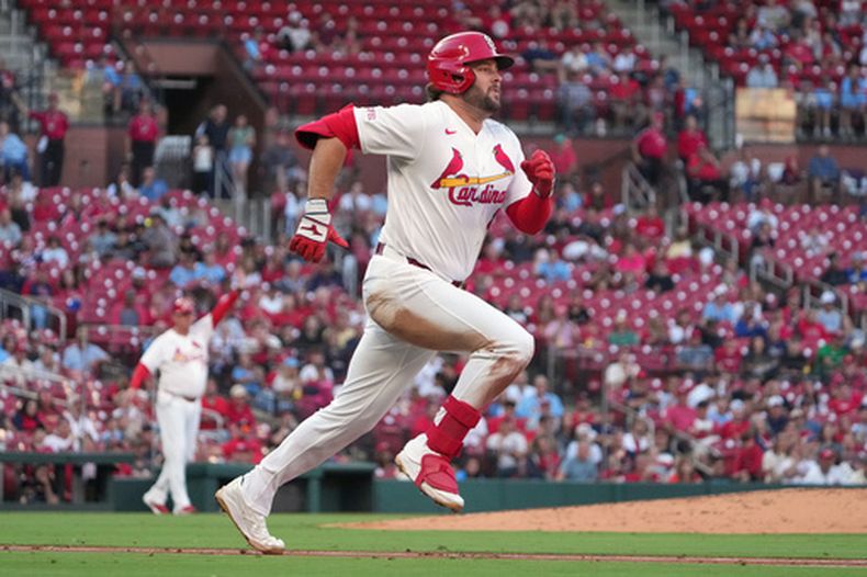 Alec Burleson, de los Cardenales de San Luis, se enfila a primera después de batear un sencillo productor en la tercera entrada del juego de béisbol de Grandes Ligas contra los Diamondbacks de Arizona, el lunes 22 de junio de 2026, en San Luis. (AP Foto/Jeff Roberson)