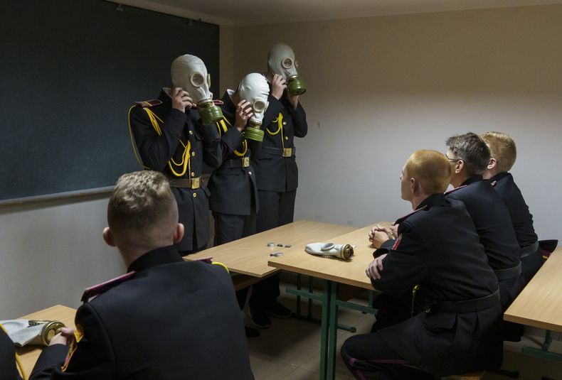 Cadetes practican con máscaras antigás durante una lección en un refugio antiaéreo el primer día de clases en un liceo de cadetes en Kiev, Ucrania, el 1 de septiembre de 2022. (AP Foto/ Efrem Lukatsky)