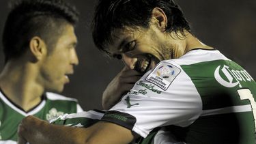 americateve | Jonathan Lacerda, del Santos Laguna de M&eacute;xico, celebra luego de anotar frente al Pe&ntilde;arol de Uruguay durante un partido de la Copa Libertadores disputado el martes 18 de febrero de 2014, en Montevideo (AP Foto/Matilde Campodonico)