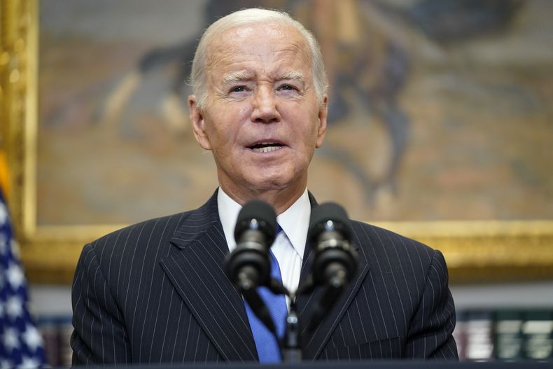 ARCHIVO - El presidente Joe Biden habla en la Casa Blanca, 6 de octubre de 2023. Biden deploró el espantoso asalto de Hamas a Israel y dijo que Estados Unidos estaba preparado para enviar ayuda, sábado 7 de octubre de 2023. (AP Foto/Evan Vucci, File)