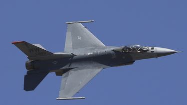 Un avión de combate F-16 de Estados Unidos realiza maniobras acrobáticas durante la última jornada de Aero India 2019, en la base aérea de Yelahanka, el 24 de febrero de 2019 en Bangalore, India. (AP Foto/Aijaz Rahi, Archivo)
