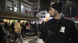 Un policía vigila a manifestantes durante una protesta en la ciudad de Nueva York el 28 de enero de 2023.. (AP Foto/Yuki Iwamura)