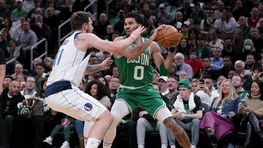 Doncic guía a Mavs a triunfo sobre Celtics en día de Garnett