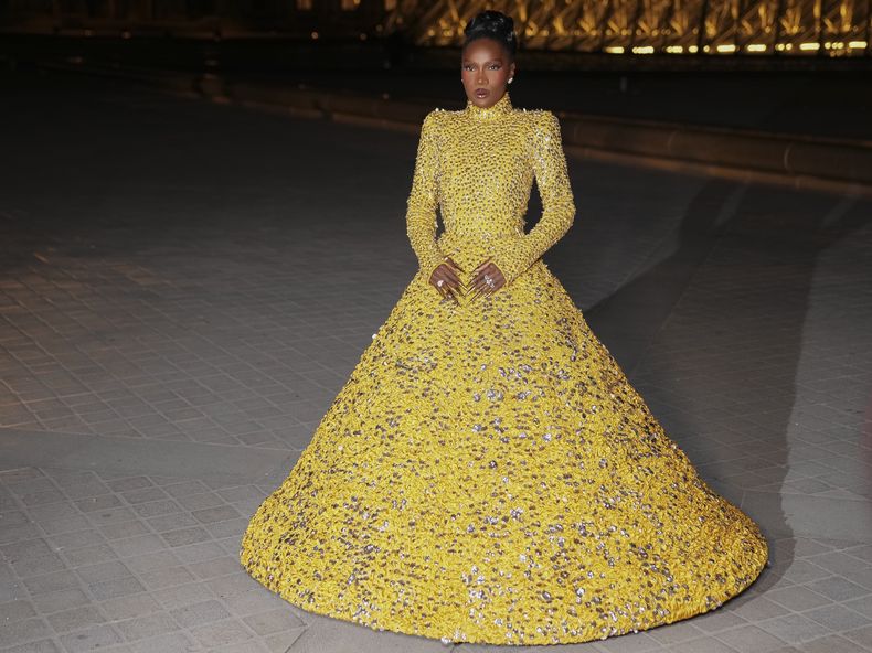 Doechii posa a su llegada a Le Grand Diner du Louvre durante la semana de la moda femenina otoño/invierno 2025-2026, el martes 4 de marzo de 2025, en París. (Foto Scott A Garfitt/Invision/AP)
