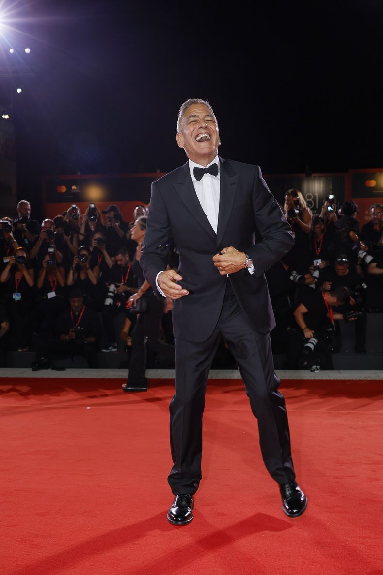 ARCHIVO - George Clooney posa para los fotógrafos a su llegada para el estreno de la película Wolfs durante la 81a edición del Festival de Cine de Venecia en Venecia, Italia, el domingo 1 de septiembre de 2024. (Foto Joel C Ryan/Invision/AP, archivo)