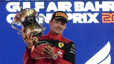 Leclerc y Ferrari mandan en Bahrein, abandono de Verstappen
