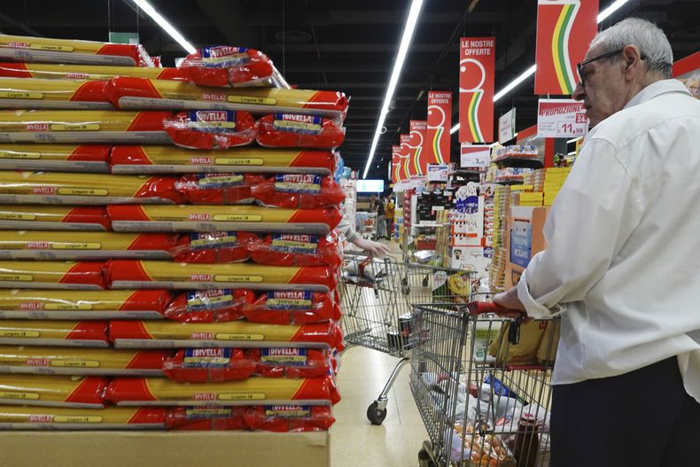 Un consumidor observa paquetes de pasta a la venta en un supermercado el jueves 8 de junio de 2023, en Milán, Italia. (AP Foto/Luca Bruno)