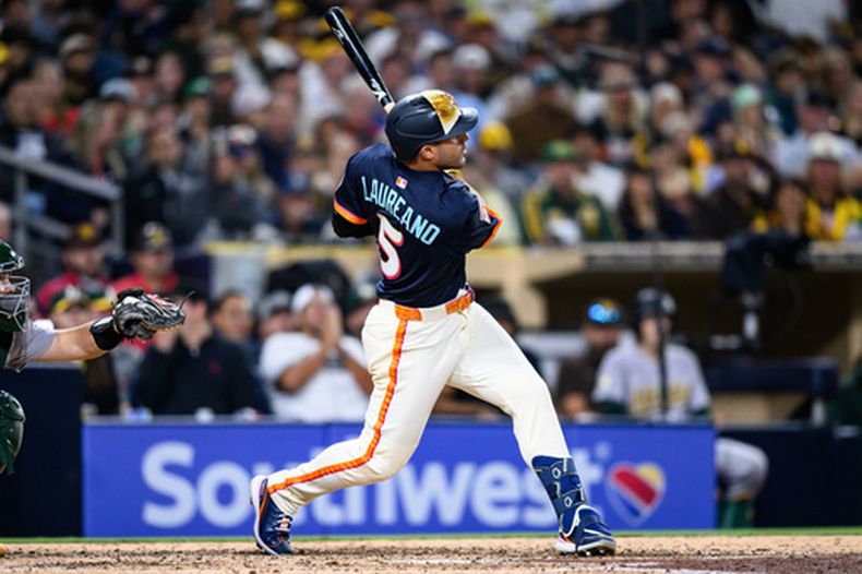 Ramón Laureano, de los Padres de San Diego, pega un jonrón durante la séptima entrada del juego de béisbol de Grandes Ligas ante los Atléticos, el viernes 22 de mayo de 2026, en San Diego. (AP Foto/William Liang)