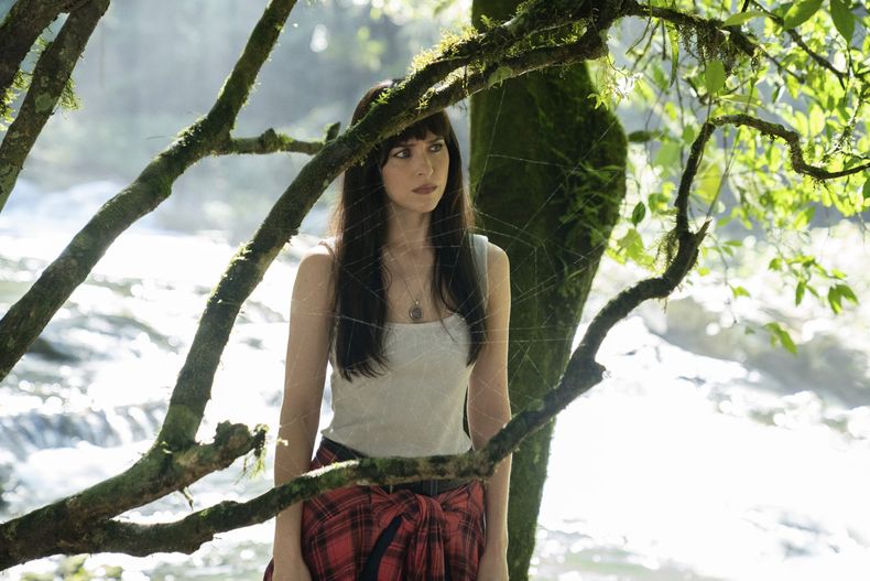 En esta imagen proporcionada por Sony Pictures, Dakota Johnson, en una escena de Madame Web. (Columbia Pictures/Sony vía AP)