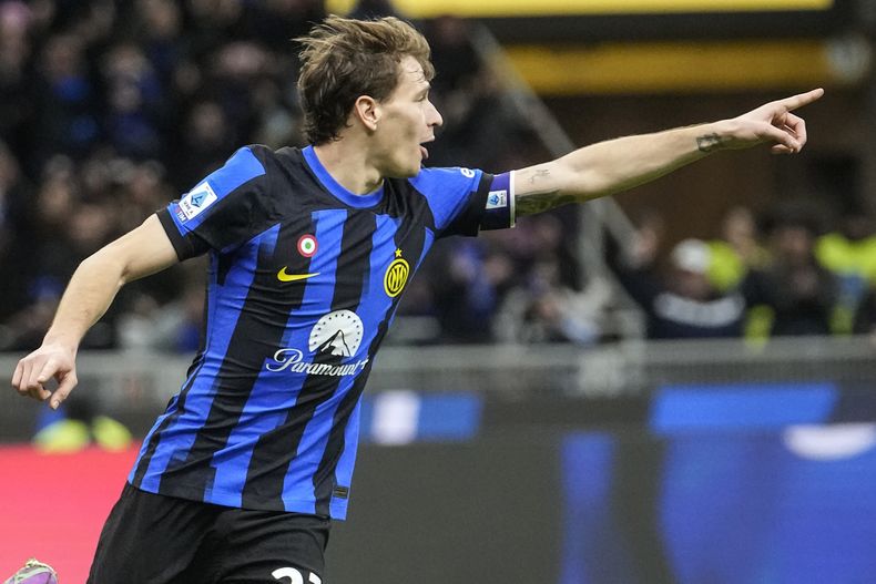 Nicolo Barella del Inter de Milán celebrates tras anotar el segundo gol de su equipo en el encuentro ante el Lecce en la Serie A el sábado 23 de diciembre del 2023. (AP Foto/Luca Bruno)