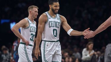 Jayson Tatum (centro), de los Celtics de Boston, festeja la victoria sobre los Nets de Brooklyn, el sábado 4 de noviembre de 2023 (AP Foto/Andres Kudacki)