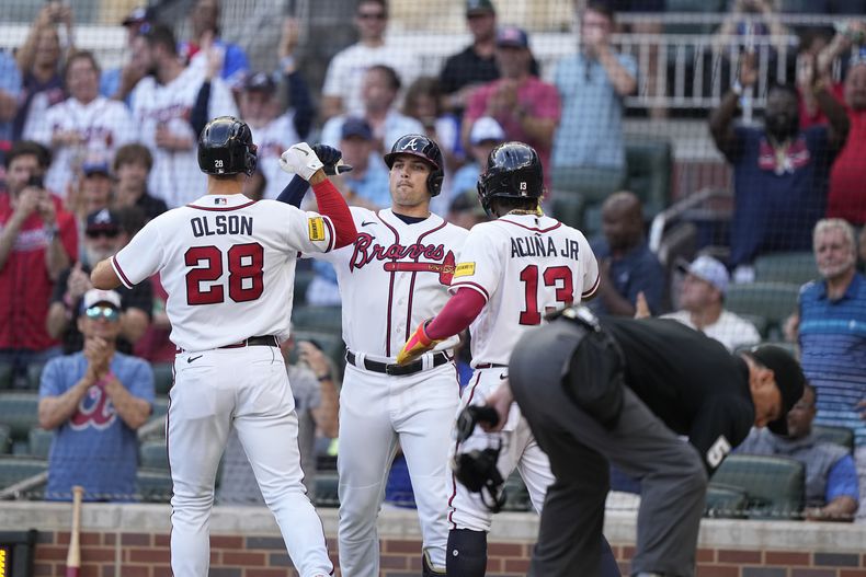 Matt Olson de los Bravos de Atlanta celebra con Austin Riley tras su jonrón de dos carreras en la primera entrada en el encuentro ante los Filis de Filadelfia el domingo 28 de mayo del 2023. (AP Foto/Brynn Anderson)