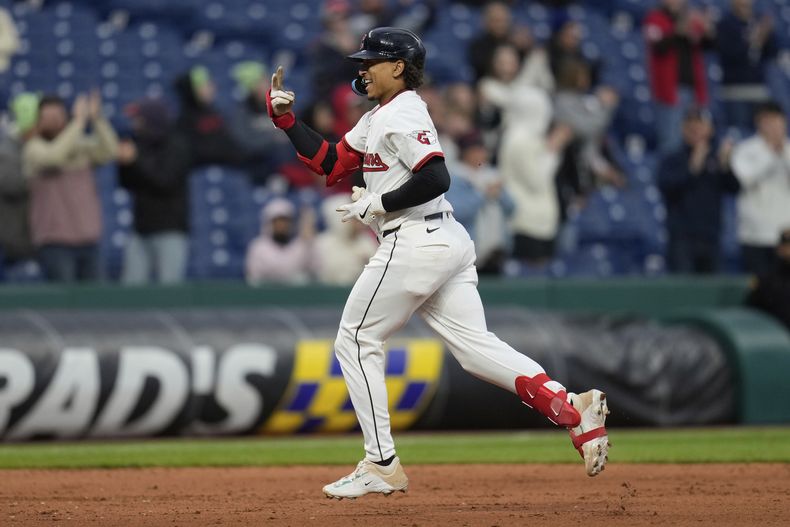 Bo Naylor, de los Guardianes de Cleveland, hace una seña mientras recorre las bases luego de batear un cuadrangular en la séptima entrada del juego de béisbol de Grandes Ligas frente a los Mellizos de Minnesota, el miércoles 30 de abril de 2025, en Cleveland. (AP Foto/Sue Ogrocki)