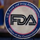 El sello de la Administración de Alimentos y Medicamentos de EEUU (FDA, por sus siglas en inglés) se ve en el Auditorio del Edificio Hubert Humphrey, en Washington, el 22 de abril de 2025. (AP Foto/José Luis Magaña, Archivo)