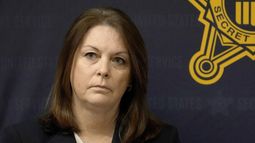La directora del Servicio Secreto Kimberly Cheatle en conferencia de prensa en Chicago el 4 de junio del 2024. (Foto AP/Charles Rex Arbogast)