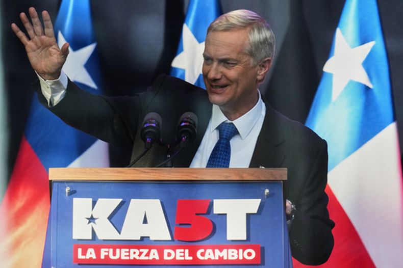 El candidato presidencial José Antonio Kast, del Partido Republicano, se dirige a sus partidarios durante un mitin antes de la segunda vuelta de las elecciones presidenciales en Temuco, Chile, el jueves 11 de diciembre de 2025. (AP Foto/Esteban Félix)