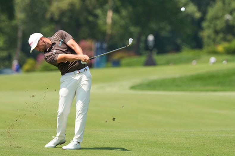 Wyndham Clark realiza un golpe desde el fairway del hoyo 4, en la tercera ronda del BMW Championship, el sábado 22 de agosto de 2026 en San Luis (AP Foto/Jeff Roberson)