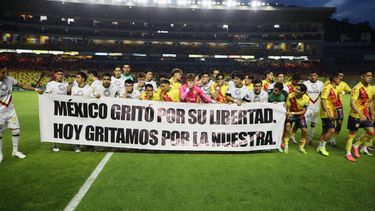 Jugadores de Atlético Morelia y Leones Negros sostienen una manta en la que se lee: México gritó por su libertad. Hoy gritamos por la nuestra, previo al partido de fútbol de la segunda división, en Morelia, Michoacán, el sábado 19 de septiembre de 2026. (AP Foto/Armando Solis)