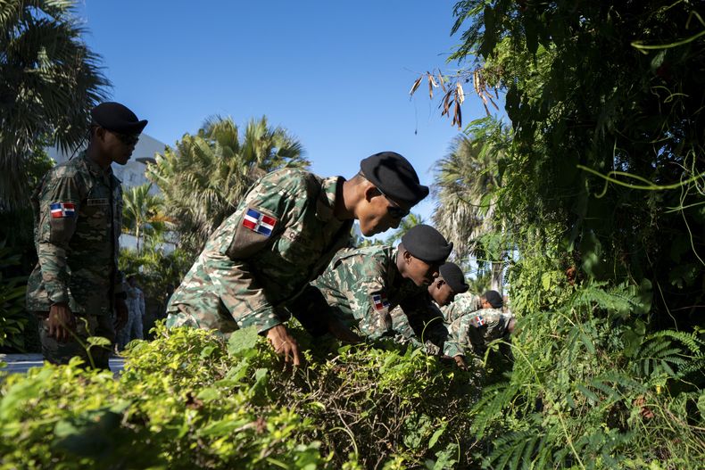 Personal militar busca a Sudiksha Konanki, estudiante universitaria estadounidense que desapareció en una playa de Punta Cana, República Dominicana, el lunes 10 de marzo de 2025. (AP Foto/Francesco Spotorno)