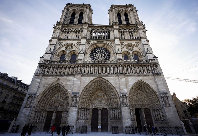 En esta imagen de archivo, un grupo de personas se para delante de la catedral de Notre Dame, en París, el 29 de noviembre de 2024. (Sarah Meyssonnier/Pool Foto vía AP, archivo)
