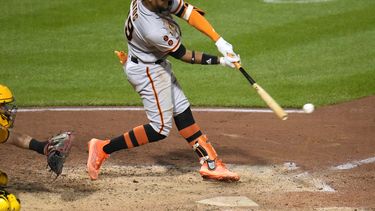 El venezolano Luis Matos, de los Gigantes de San Francisco, batea un sencillo productor ante los Piratas de Pittsburgh, el viernes 14 de julio de 2023 (AP Foto/Gene J. Puskar)
