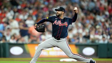 El lanzador abridor de los Bravos de Atlanta, Martín Pérez, realiza un lanzamiento hacia Isaac Paredes, de los Astros de Houston, durante la primera entrada de un partido de béisbol, el 20 de septiembre de 2026, en Houston. (Foto AP/Karen Warren)