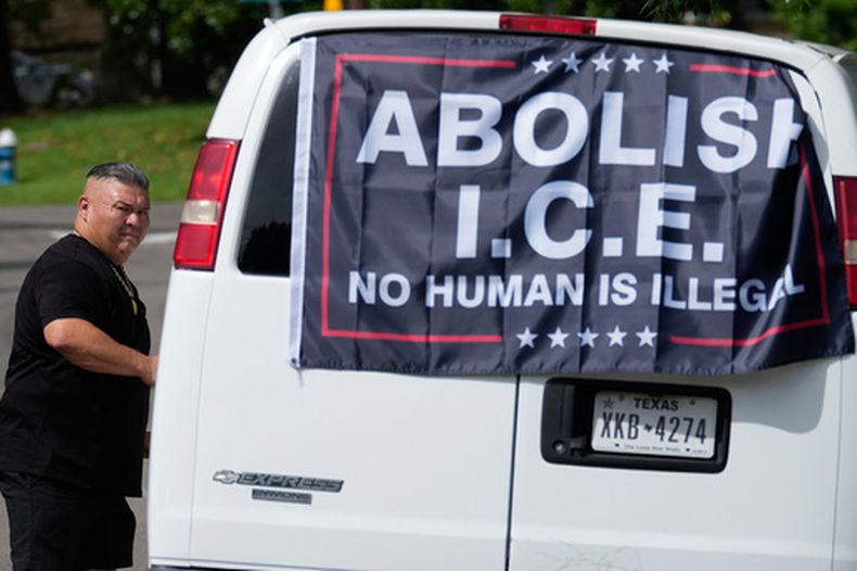 Mark Rodriguez sale de vagoneta fuera de un funeral en honor a Lorenzo Salgado Araujo, quien fue abatido por un agente del ICE, el jueves 16 de julio de 2026, en Houston. (AP Foto/David J. Phillip)