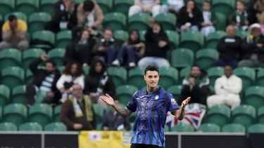 Gianluca Scamacca celebra tras anotar el gol de Atalanta en el empate 1-1 contra Sporting Lisboa en la Liga Europa, el miércoles 6 de marzo de 2024, en Lisboa. (AP Foto/Armando Franca)