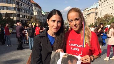 americateve | La esposa de Leopoldo López, sigue recorriendo el mundo con el objetivo de sumar apoyos para lograr su liberación y alcanzar un cambio político en Venezuela, a través de la activación de una Asamblea Constituyente