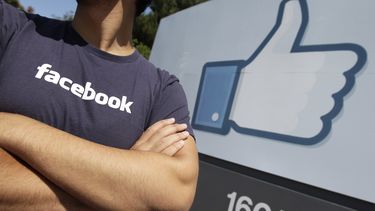 americateve | En esta imagen de archivo, tomada el 17 de agosto de 2012, un trabajador de Facebook espera la llegada de un amigo fuera de la sede de la empresa en Menlo Park, California.(Foto AP/Paul Sakuma, File)