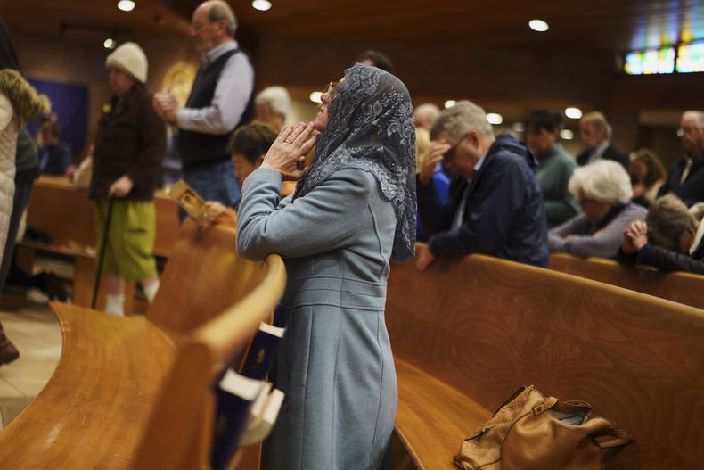 Una mujer ora durante la misa matutina en el templo católico dedicado a Santa María de la Inmaculada Concepción, el miércoles 9 de abril de 2025, en Fredericksburg, Virginia. (AP Foto/Jessie Wardarski)
