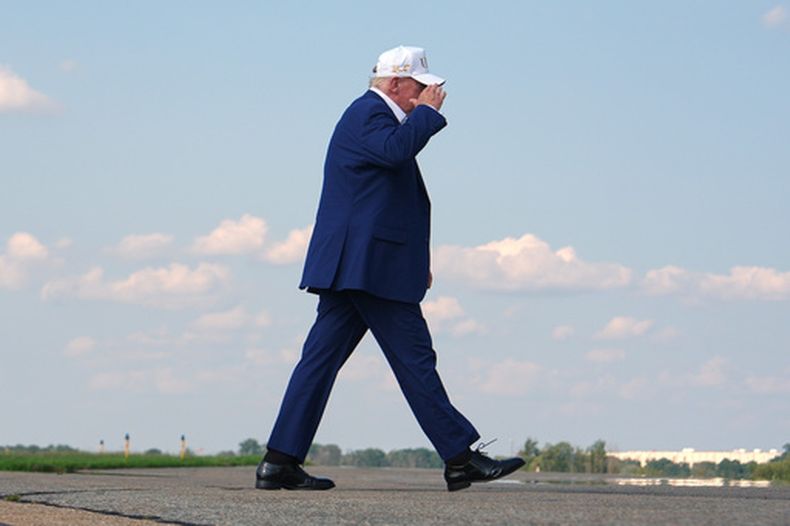 El presidente de Estados Unidos, Donald Trump, camina para subir al Air Force One en el aeropuerto de Morristown, el domingo 9 de agosto de 2026, en Morristown, Nueva Jersey. (AP Foto/Julia Demaree Nikhinson)