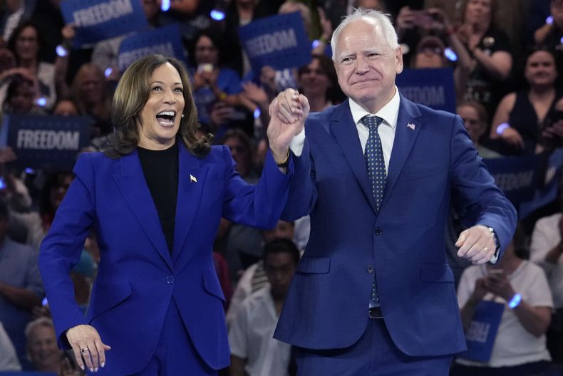 La nominada presidencial demócrata y vicepresidenta, Kamala Harris, y su compañero de fórmula, el gobernador de Minnesota Tim Walz, se presentan en el Fiserv Forum en un mitin de campaña en Milwaukee, el martes 20 de agosto de 2024. (AP Foto/Jacquelyn Martin)