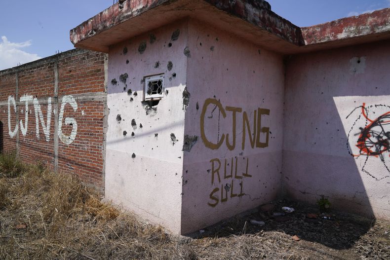 ARCHIVO - Las letras CJNG que significan Cártel Jalisco Nueva Generación cubren una casa abandonada en El Limoncito, estado de Michoacán, México, el 30 de octubre de 2021. (AP Foto/Eduardo Verdugo, Archivo)