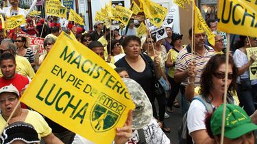 lanzan gas pimienta a manifestates contra el cierre de escuelas