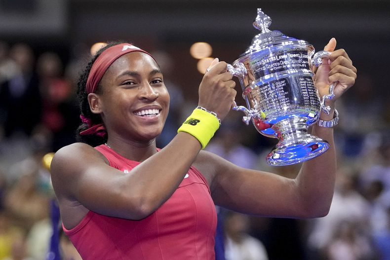 ARCHIVO - La estadounidense Coco Gauff sostiene el trofeo del Abierto de Estados Unidos luego de vencer a la bielorrusa Aryna Sabalenka en la final, el sábado 9 de septiembre de 2023 (AP Foto/Frank Franklin II, archivo)