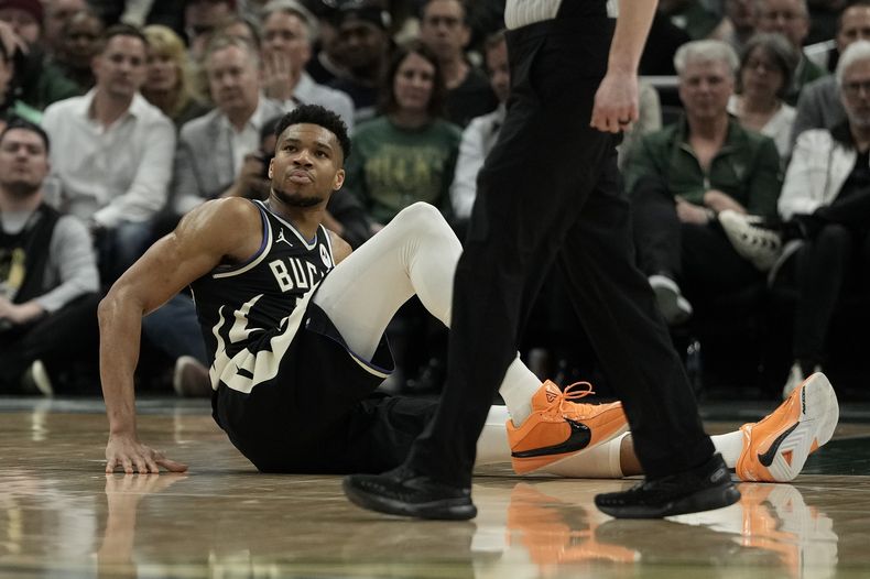 Giannis Antetokounmpo, de los Bucks de Milwaukee, se sienta en la cancha durante el partido ante los Celtics de Boston, el martes 9 de abril de 2024 (AP Foto/Morry Gash)
