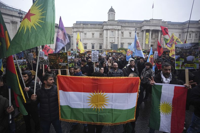 Gente participa en una marcha de la comunidad kurda en respuesta a la detención de siete personas acusadas de vínculos con el Partido de los Trabajadores del Kurdistán, o PKK, en Londres, el domingo 1 de diciembre de 2024. (James Manning/PA via AP)