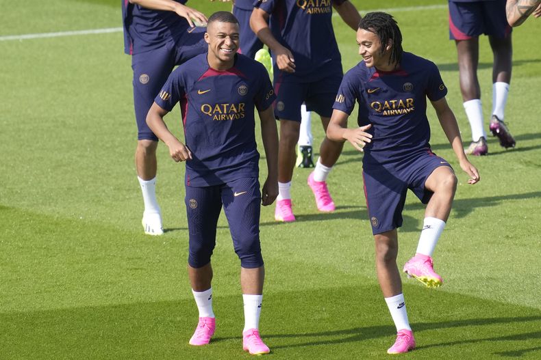 Kylian Mbappé (izquierda) y su hermano Ethan Mbappé se ejercitan en el centro de entrenamiento del Paris Saint-Germain, el jueves 20 de julio de 2023, en Poissy, al oeste de París. (AP Foto/Christophe Ena)