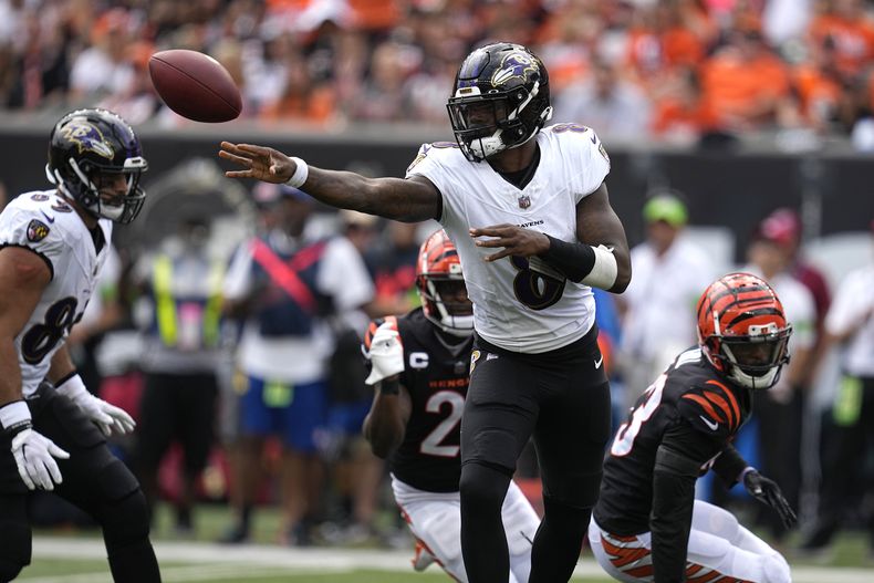 El quarterback Lamar Jackson de los Ravens de Baltimore suelta el ovoide ante los Bengals de Cincinnati, el domingo 17 de septiembre de 2023, en Cincinnati. (AP Foto/Darron Cummings)
