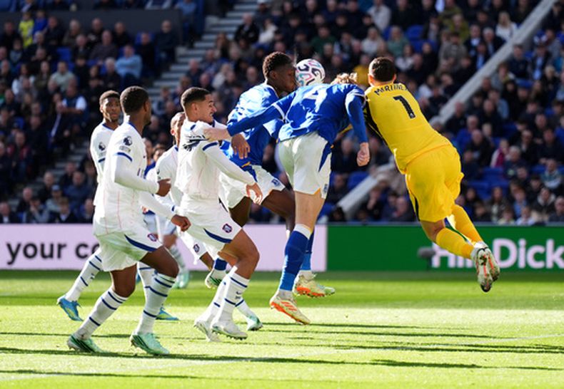 El portero del Chelsea Emiliano Martinez se golpea la cabeza al pelear un balón con Jarrad Branthwaite del Everton en el encuentro de la Liga Premier el sábado 17 de octubre del 2026. (Mike Egerton/PA via AP)