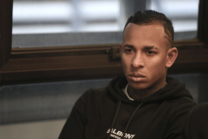 El futbolista colombiano Sebastián Villa, del club argentino Boca Juniors, durante una audiencia en el juicio en su contra por los presuntos delitos de violencia de género en perjuicio de la denunciante Daniela Cortés, en Buenos Aires, el miércoles 17 de mayo de 2023. (AP Foto/Gustavo Garello)