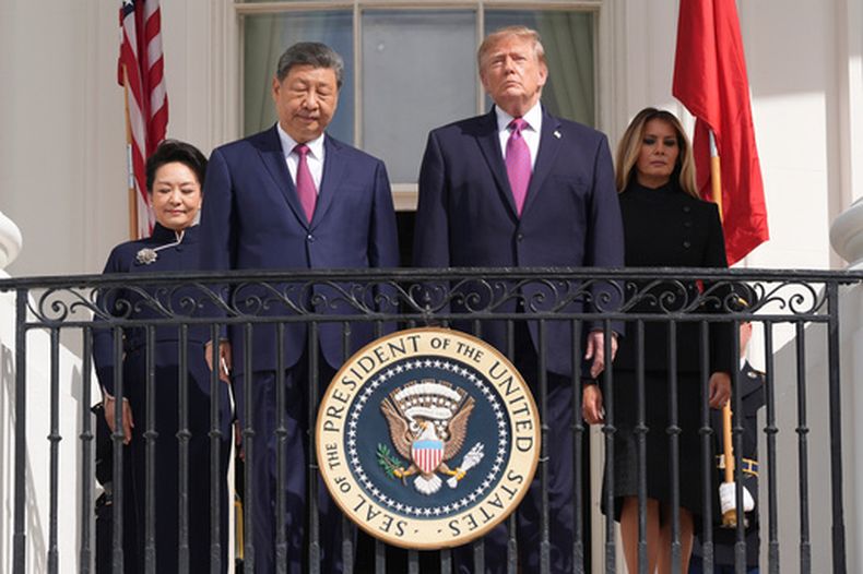 El presidente de Estados Unidos, Donald Trump, al frente, derecha, la primera dama Melania Trump, atrás, derecha, el presidente de China, Xi Jinping, al frente, izquierda, y su esposa Peng Liyuan, llegan para observar un ejercicio de revista silenciosa de un pelotón en el nuevo helipuerto desde el balcón de la Sala Azul de la Casa Blanca, el jueves 24 de septiembre de 2026, en Washington. (AP Foto/Alex Brandon)