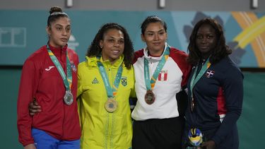 Desde la izquierda, el podio de la división -78kg, la puertorriqueña Sairy Colón (plata), la brasileña Samanta Soares (oro), la peruana Camila Figueroa (bronce) y la dominicana Eiraima Silvestre (bronce) del judo de los Juegos Panamericanos en Santiago, Chile, el lunes 30 de octubre de 2023. (AP Foto/Eduardo Verdugo)
