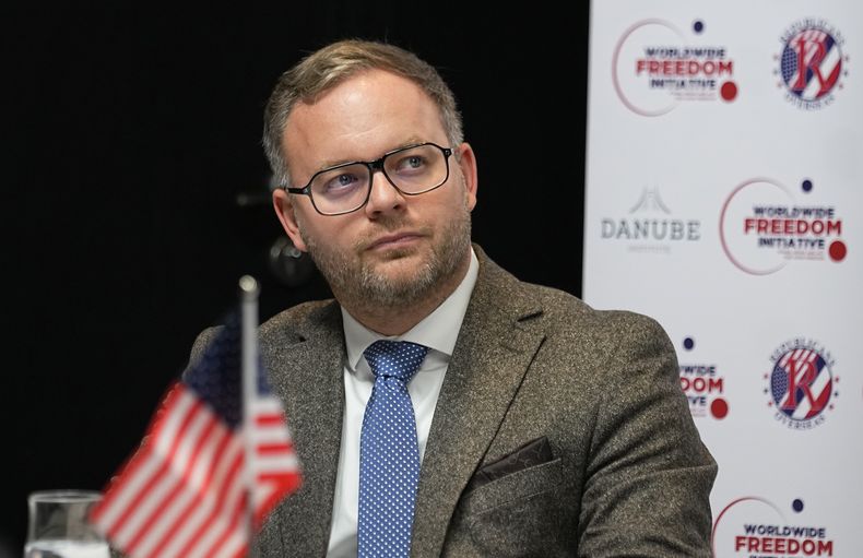 ARCHIVO - Balazs Orbán, director político del primer ministro húngaro Viktor Orbán, en un evento de la cumbre Worldwide Freedom Initiative en París, el 10 de noviembre de 2023. (AP Foto/Michel Euler, archivo)