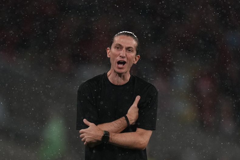 Filipe Luis, técnico de Flamengo, durante el partido de vuelta de la Recopa Sudamericana contra Lanús, el jueves 26 de febrero de 2026, en Río de Janeiro. (AP Foto/Silvia Izquierdo)